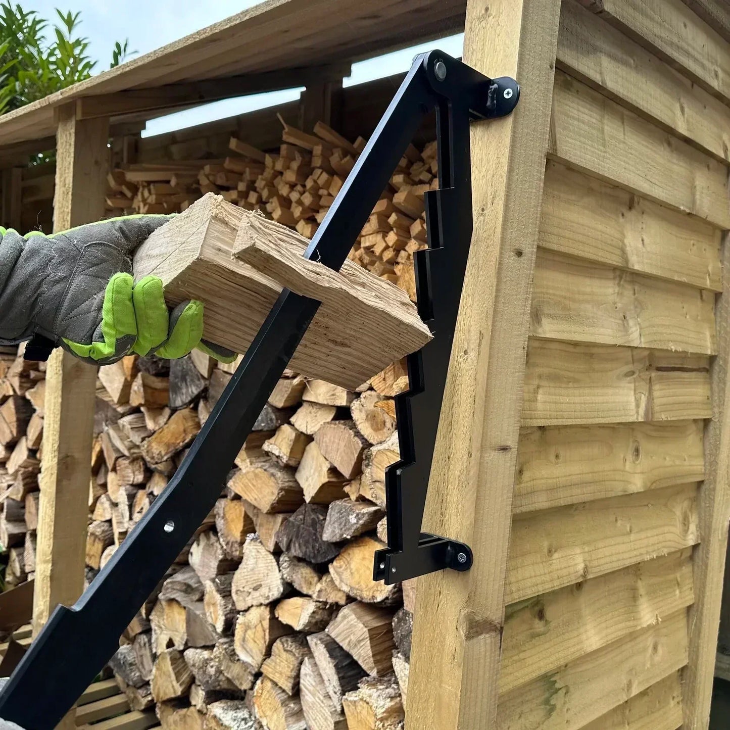 WoodSplitter™ – Wall-mounted log splitter