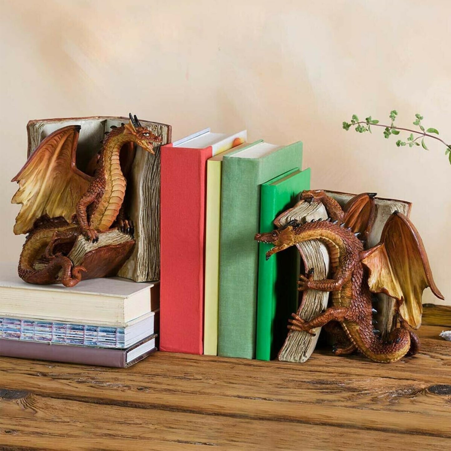 Mythische Drachensbuchstützen für magische Wohnkultur