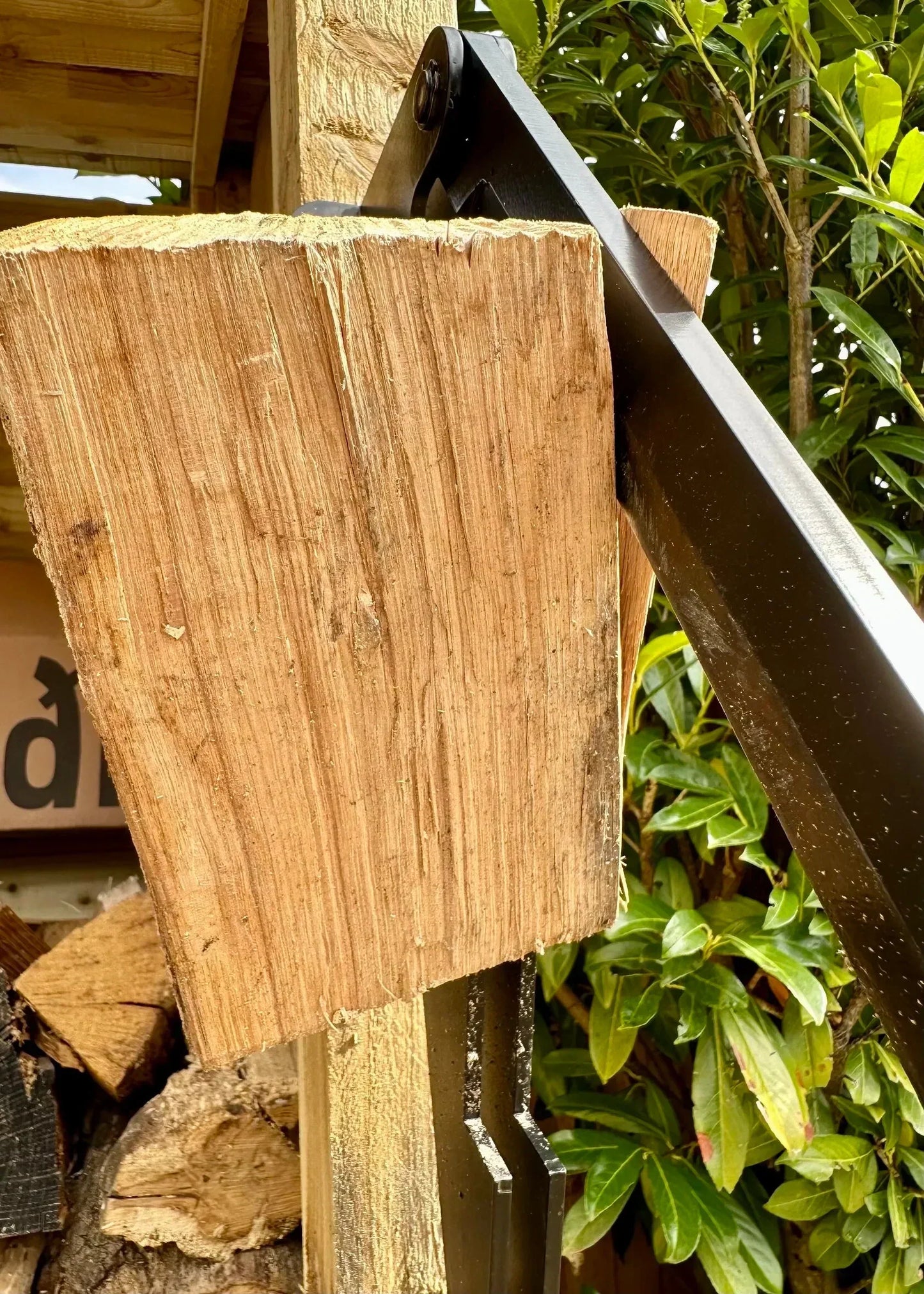 WoodSplitter™ – Wall-mounted log splitter