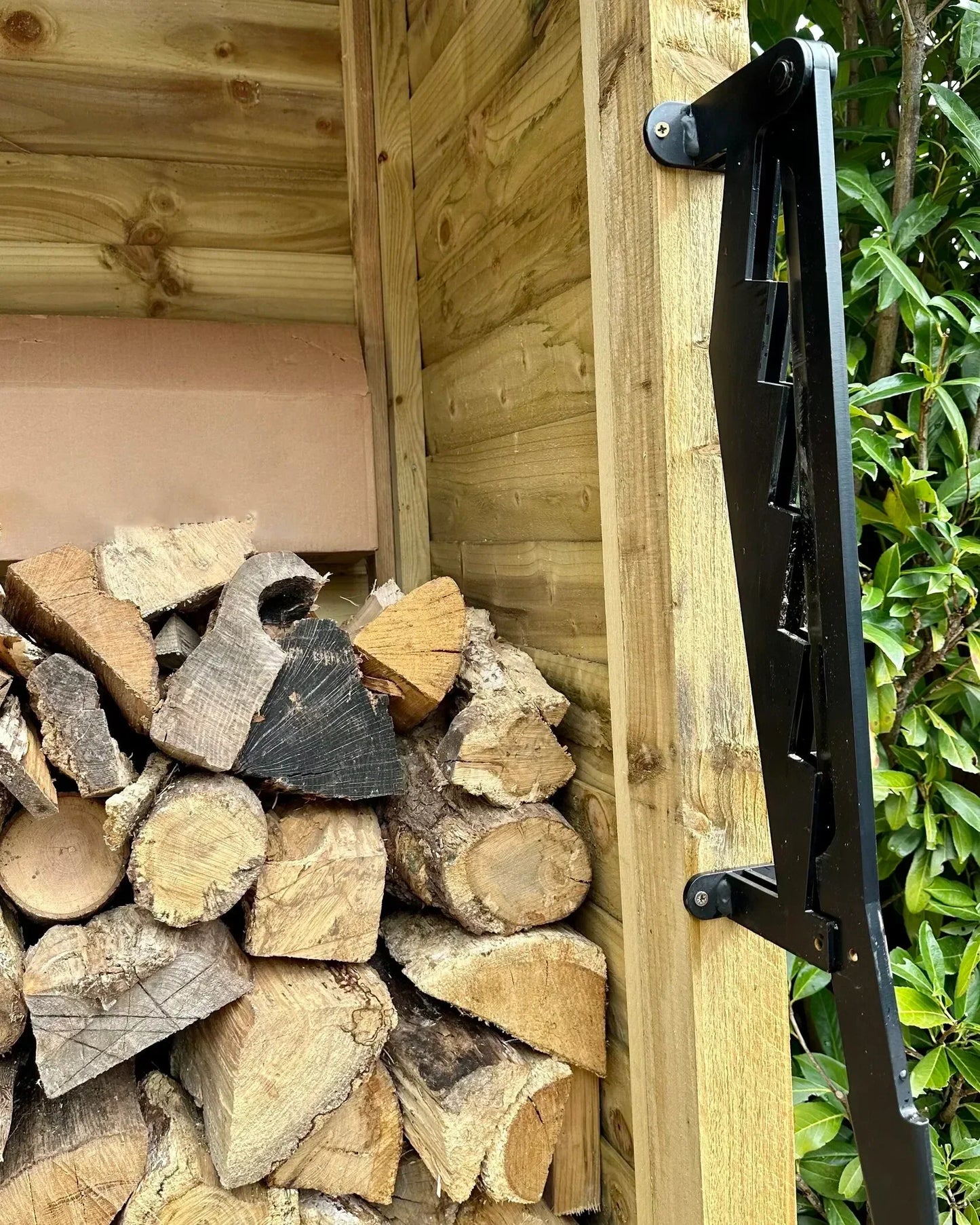 WoodSplitter™ – Wall-mounted log splitter