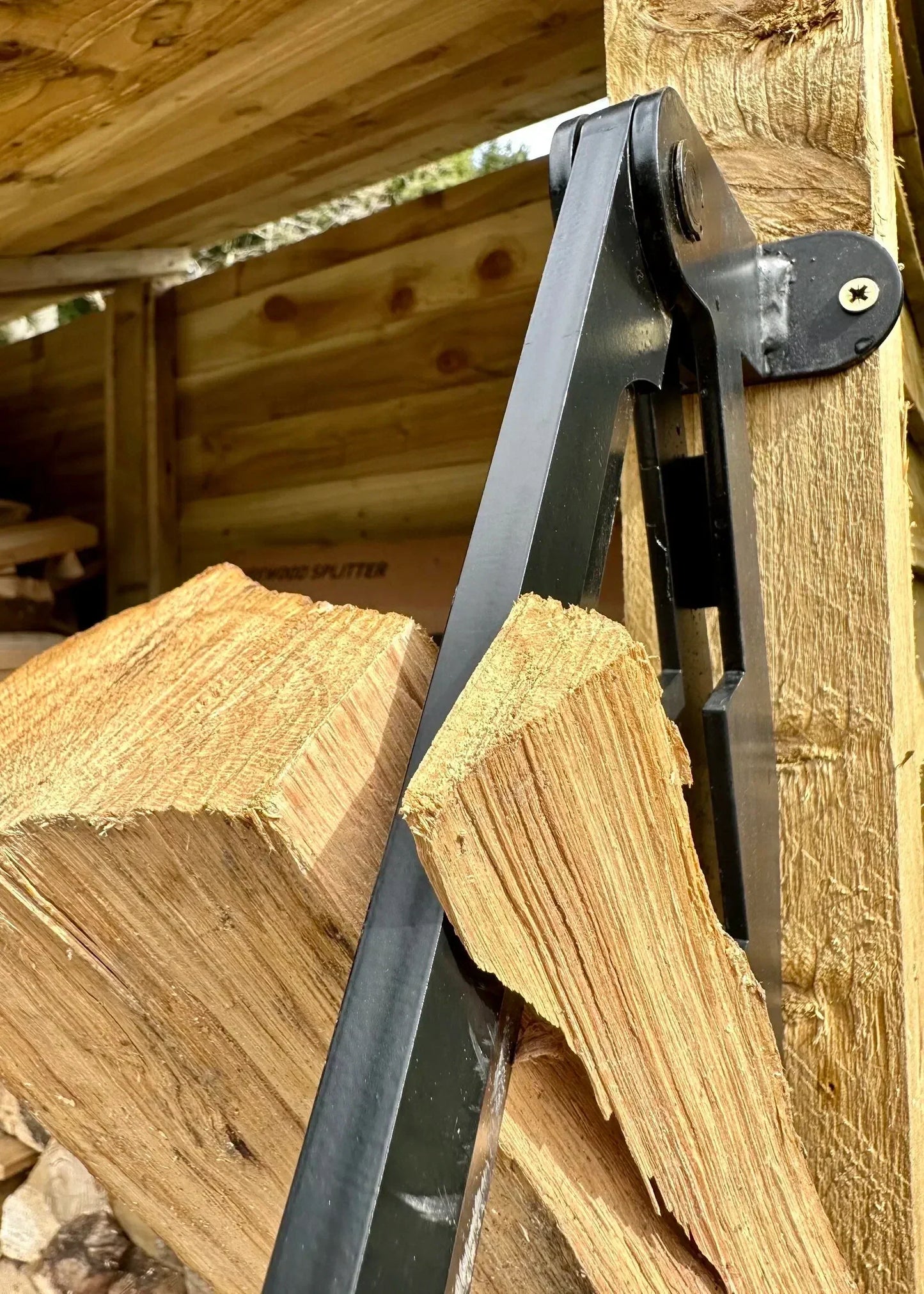 WoodSplitter™ – Wall-mounted log splitter