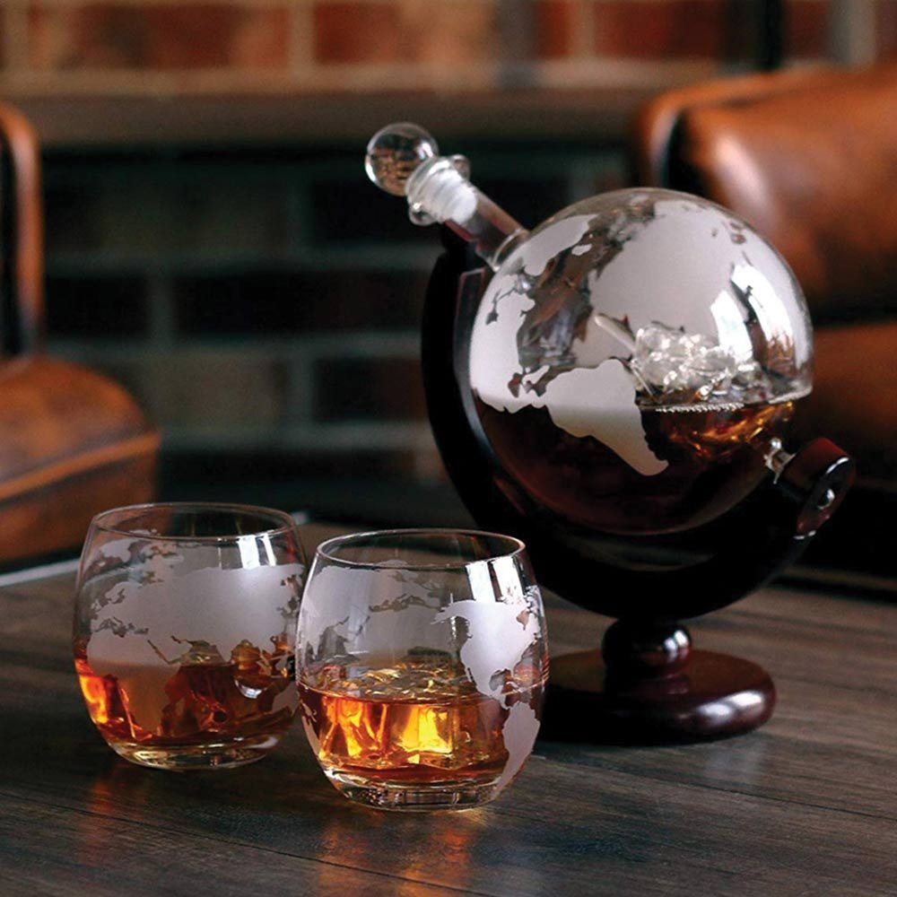 Vintage Globe Whiskey Dekanter Set mit eleganten Gläsern für die Hausbar