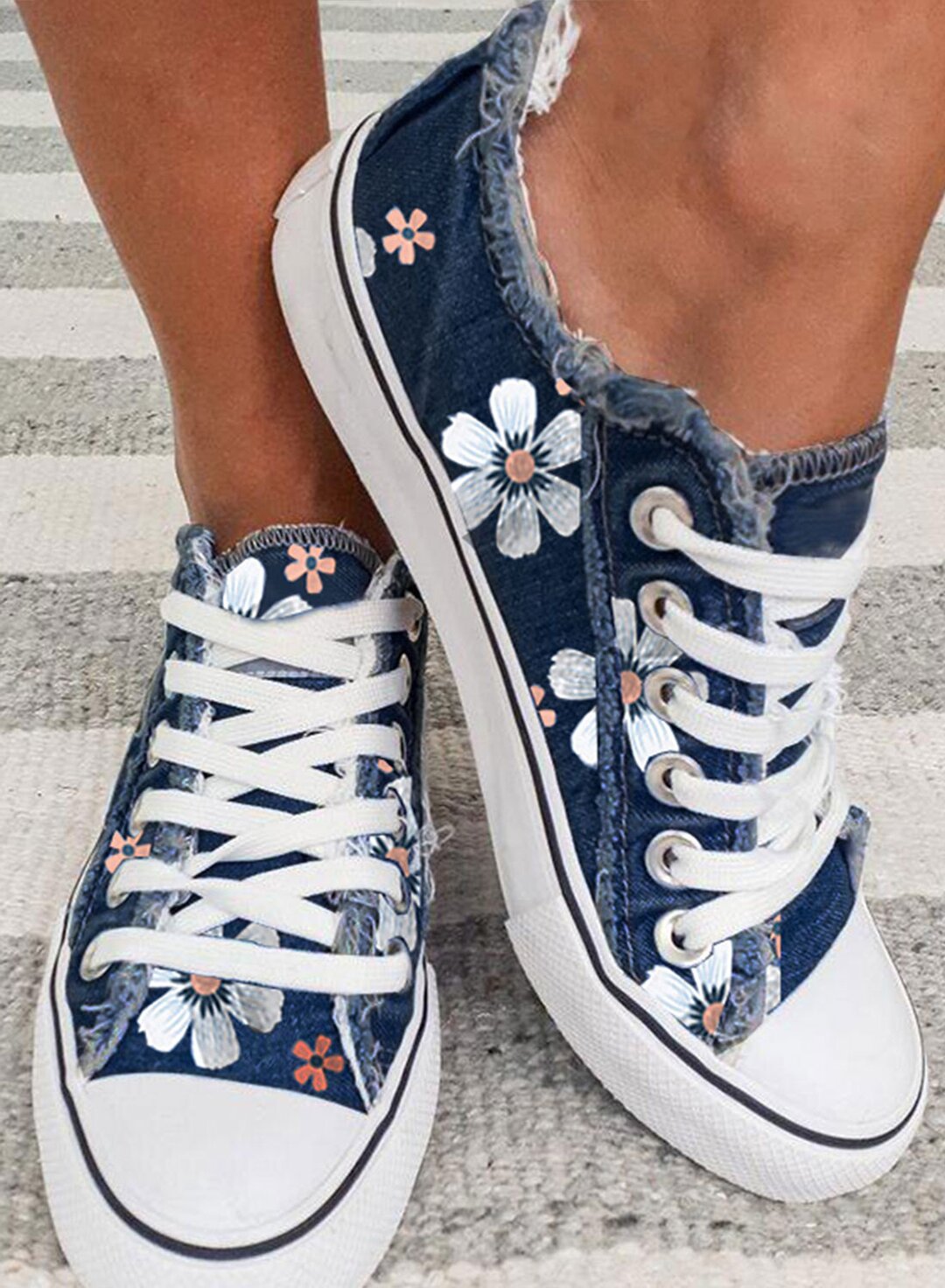FloraWalk™ – Floral Canvas Lace-Up Sneakers