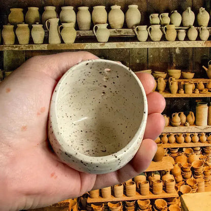 Handgefertigter Keramik-Kräuterentferner für einfache Küchenvorbereitung