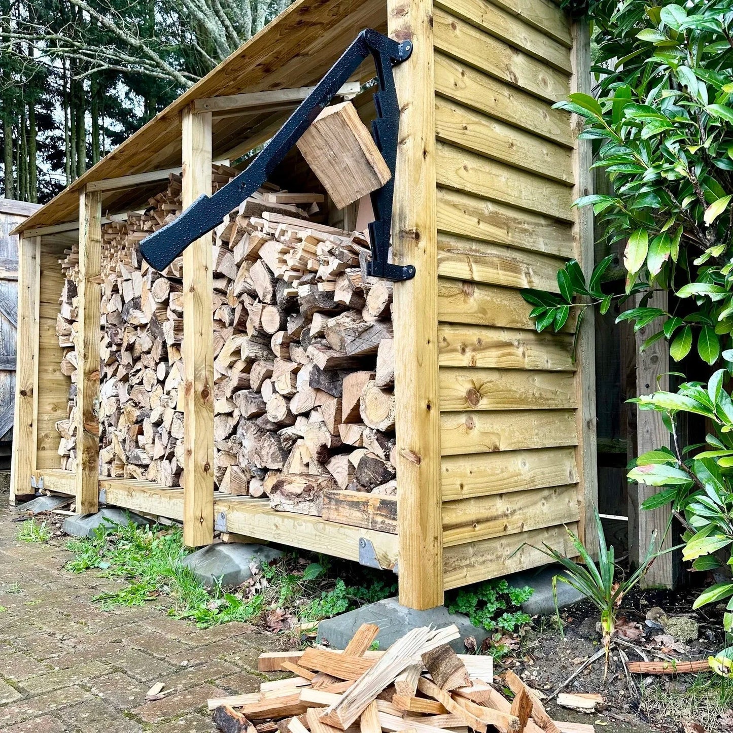 WoodSplitter™ – Wall-mounted log splitter 