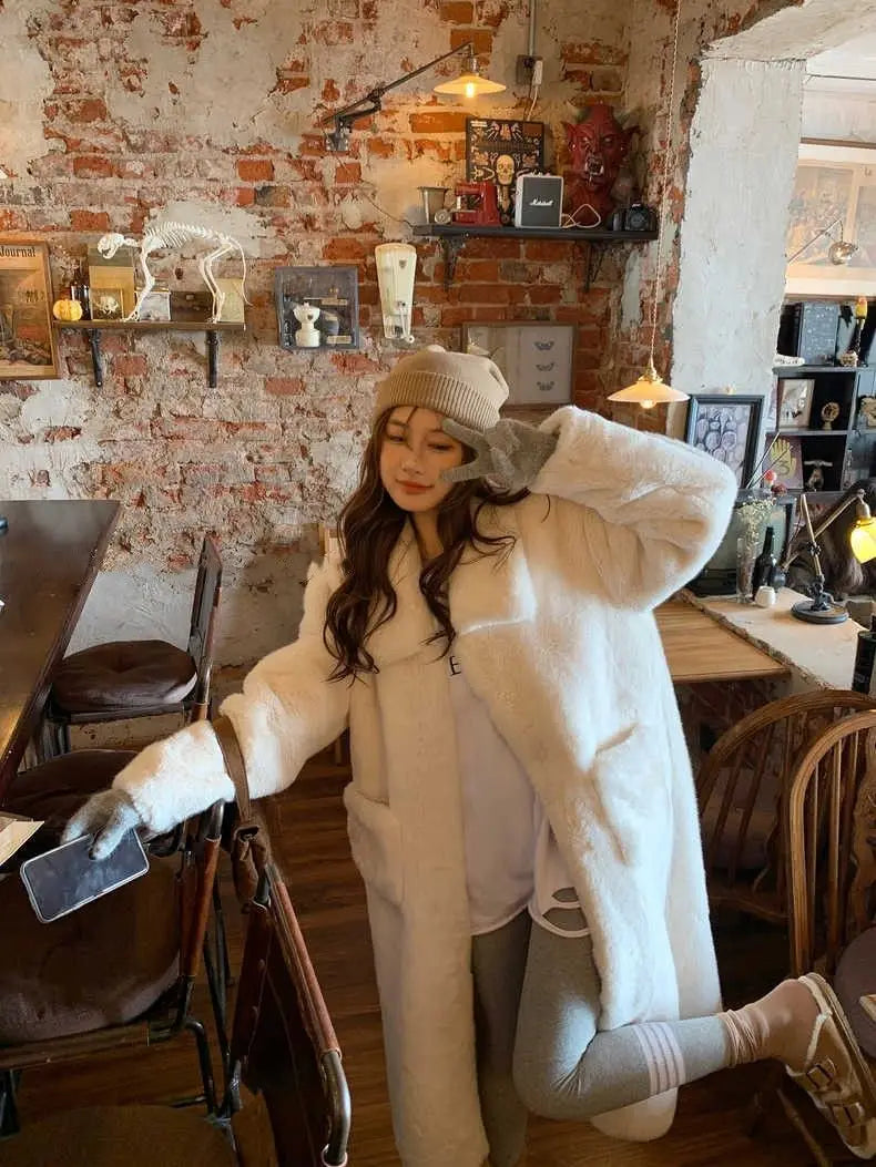 Stylette™ | Luxurious White Faux Fur Coat
