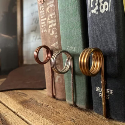 Minimalistisches Lesezeichen aus Metall in Ringform für stilvolles Lesen