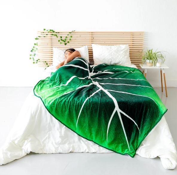 LeafyLuxe™ | Leaf-shaped fleece blanket