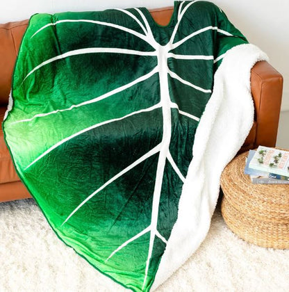 LeafyLuxe™ | Leaf-shaped fleece blanket