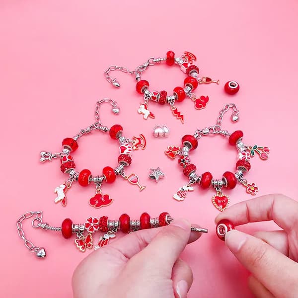 CharmCrafters – Kreativität und Selbstvertrauen mit personalisierten Armbändern steigern