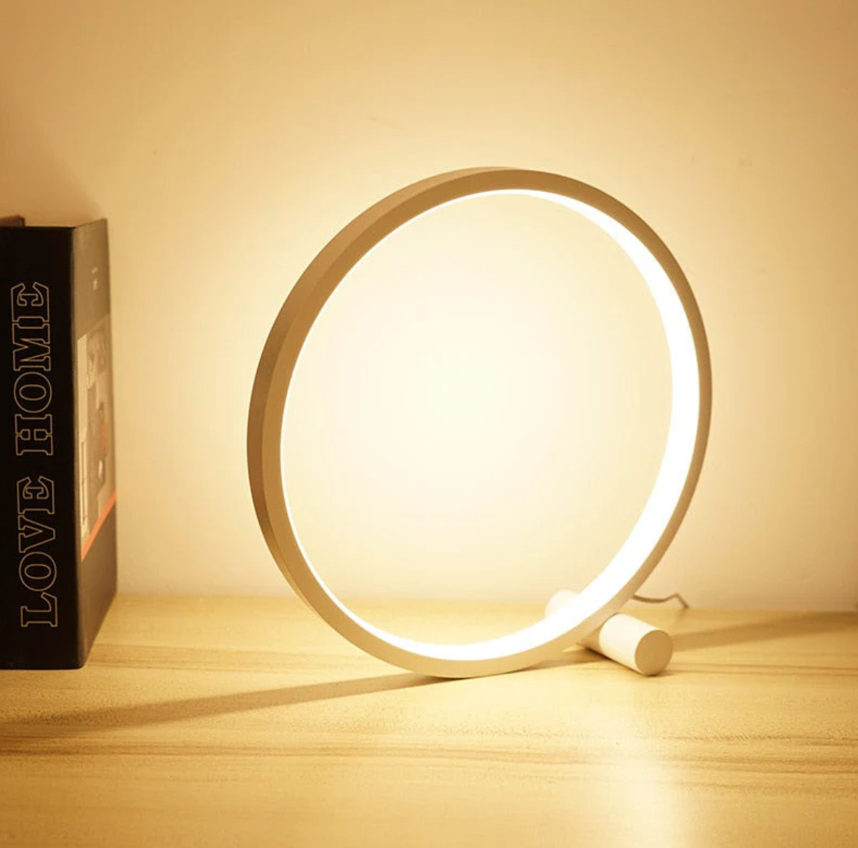 Minimalistische LED-Tischlampe mit Touch-Bedienung