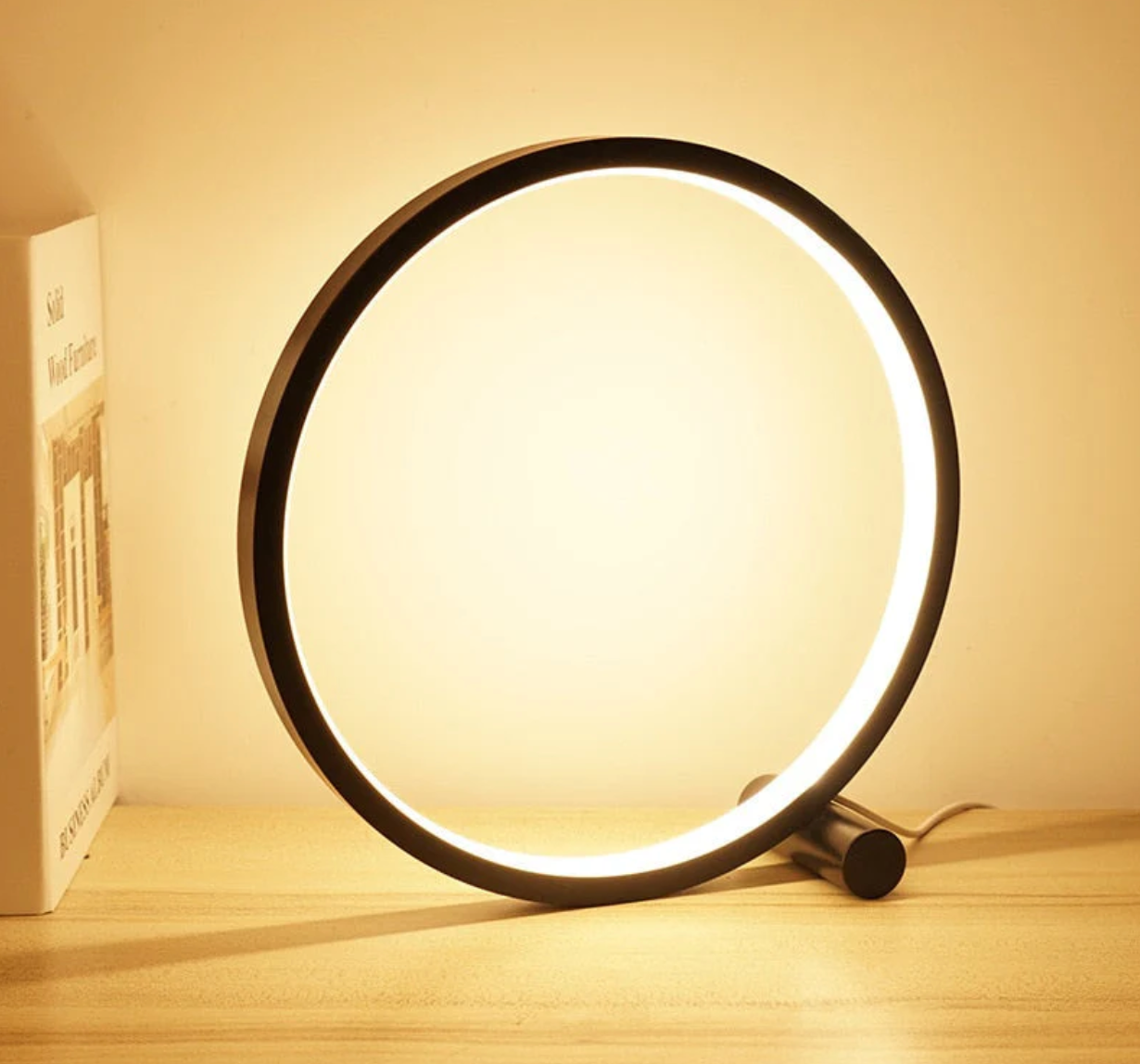 Minimalistische LED-Tischlampe mit Touch-Bedienung