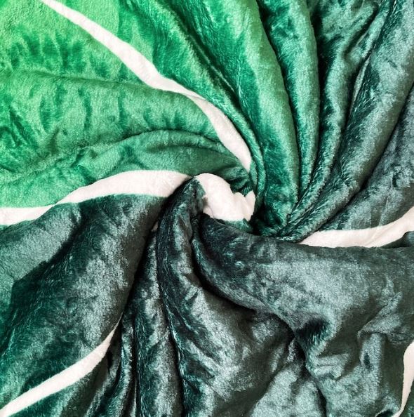 LeafyLuxe™ | Leaf-shaped fleece blanket