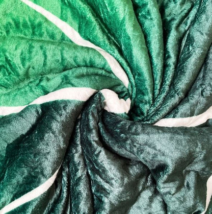 LeafyLuxe™ | Leaf-shaped fleece blanket