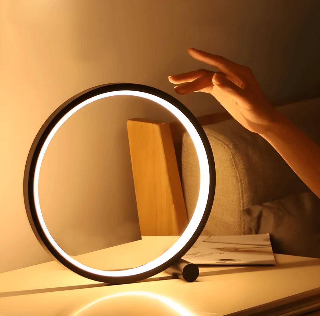 Minimalistische LED-Tischlampe mit Touch-Bedienung