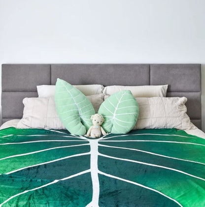 LeafyLuxe™ | Leaf-shaped fleece blanket