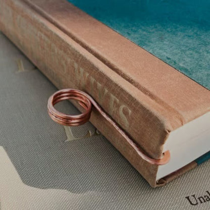 Minimalistisches Lesezeichen aus Metall in Ringform für stilvolles Lesen
