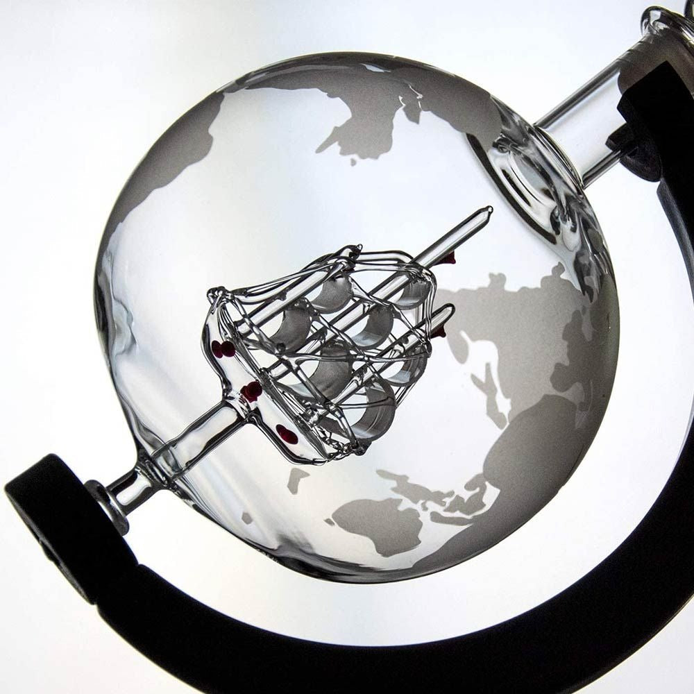 Vintage Globe Whiskey Dekanter Set mit eleganten Gläsern für die Hausbar