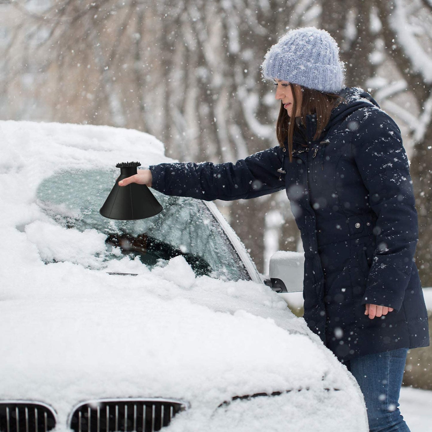 Ergonomischer Eiskratzer für Autobildschirme im Winter