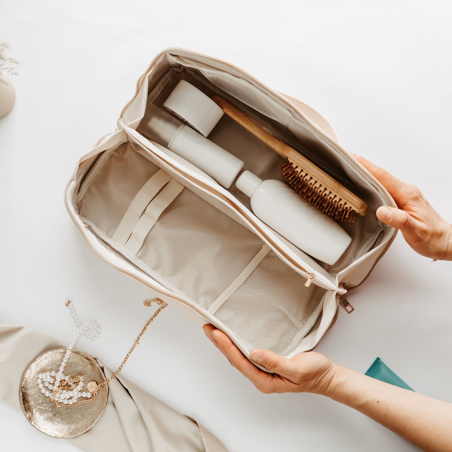 SALY LARGE™ | Expandable Makeup &amp; Hair Travel Bag 