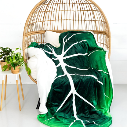 LeafyLuxe™ | Leaf-shaped fleece blanket