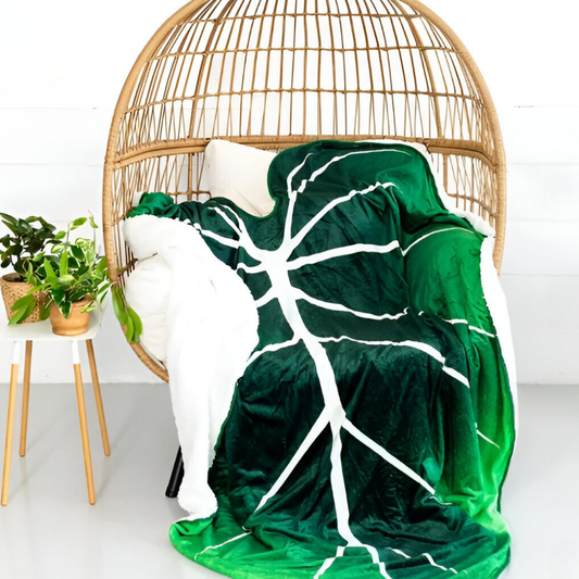 LeafyLuxe™ | Leaf-shaped fleece blanket
