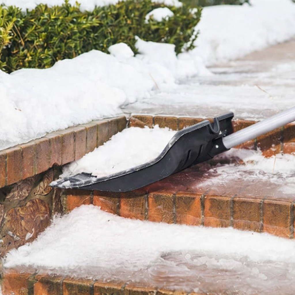 FrostGuard™ – Ergonomische Schneeschaufel für schmerzfreie Winterreinigung