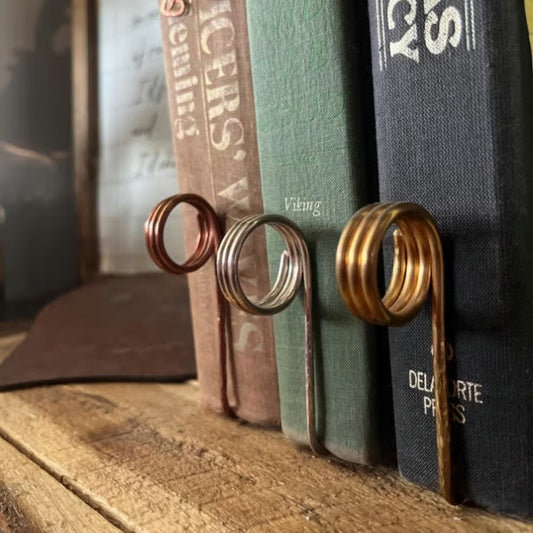 Minimalistisches Lesezeichen aus Metall in Ringform für stilvolles Lesen