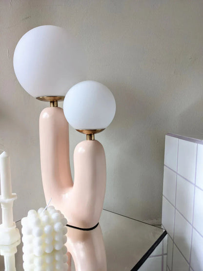Elegante moderne Tischlampe für gemütliche Ambientebeleuchtung
