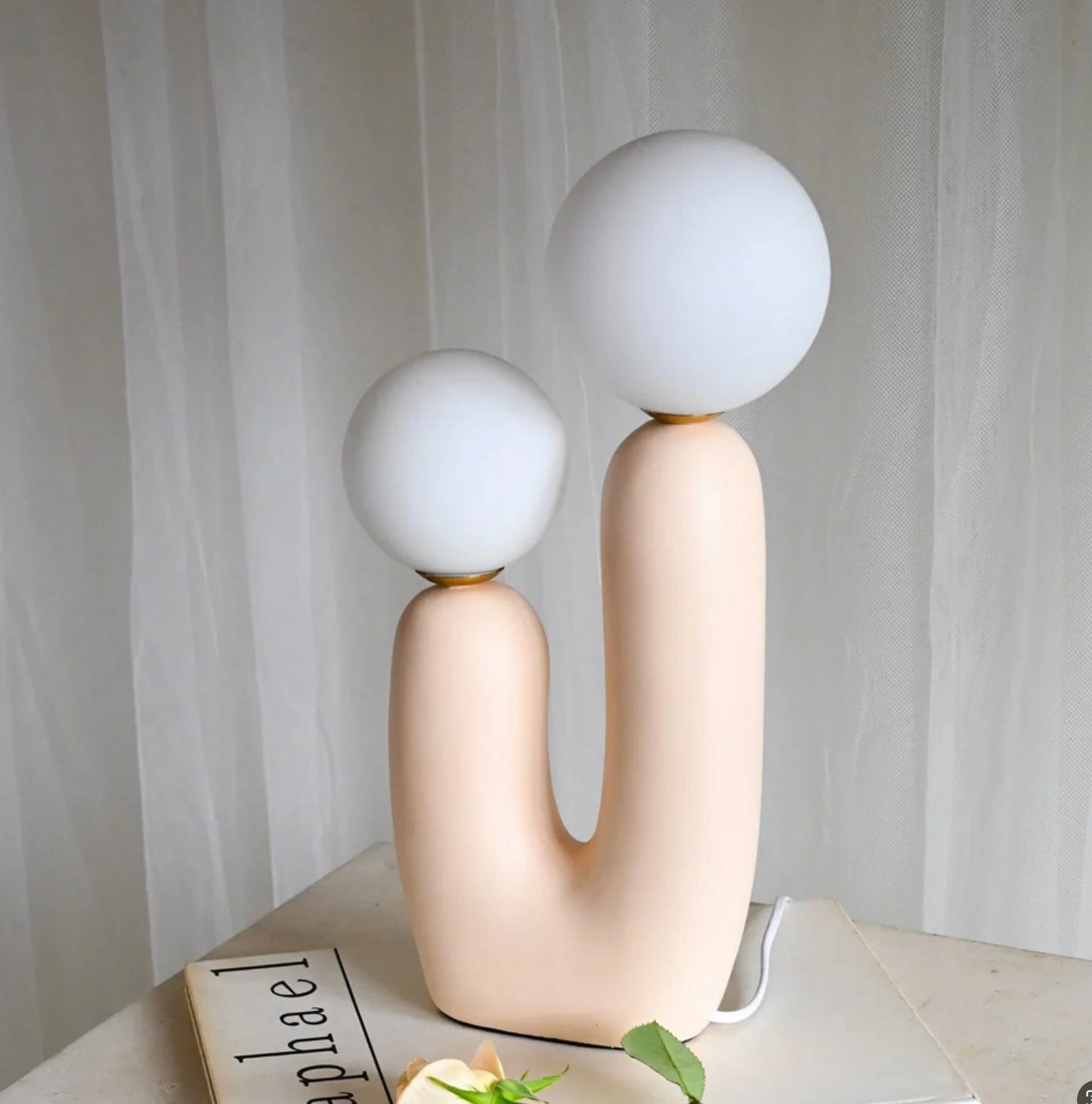 Elegante moderne Tischlampe für gemütliche Ambientebeleuchtung