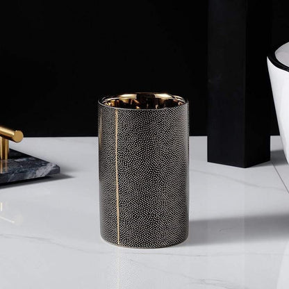 Modernes minimalistisches Badezimmer-Zubehör-Set für stilvolle Organisation