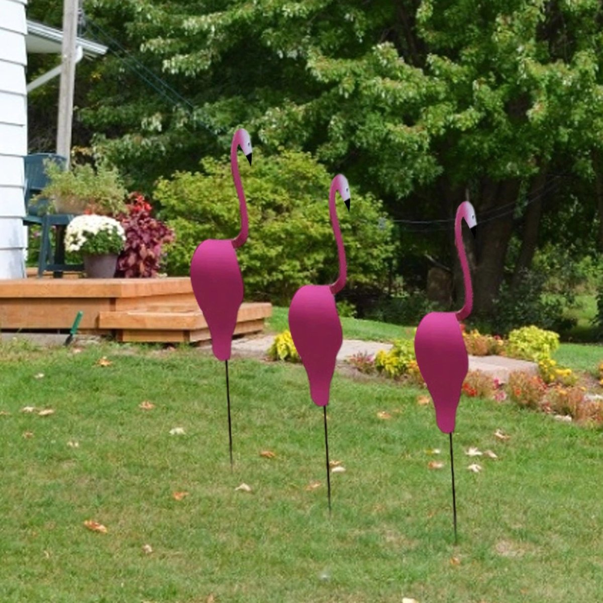 Dekorativer rosa Flamingo zur Verschönerung des Gartens