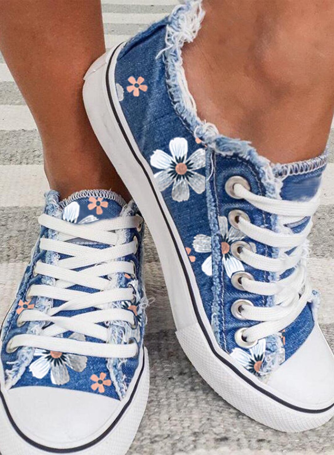 FloraWalk™ – Floral Canvas Lace-Up Sneakers 